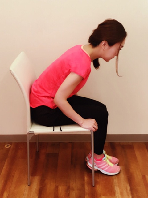 背もたれに骨盤が当たるまで深く座る