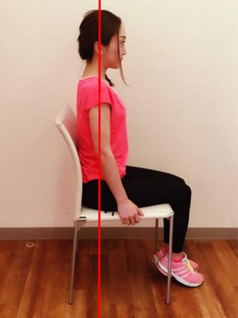 骨盤を背もたれに当てたまま上体を起こす