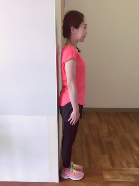 左右の肩甲骨を近づけるように肩を引く