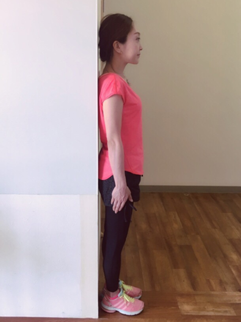 顎を軽く引き深呼吸